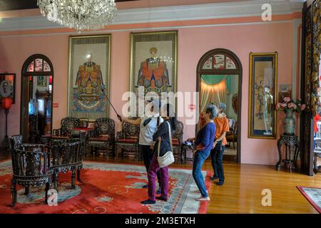 George Town, Malaysia - 2022. November: Touristen machen ein Selfie in der Pinang Peranakan Mansion am 17. November 2022 in George Town, Malaysia. Stockfoto