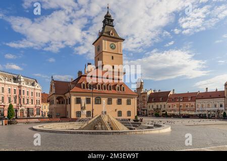 Brasov - Rumänien, 17. Juli 2022. Der artesische Springbrunnen aus Marmor (Fantana din Piata Sfatului) wurde 1984 erbaut, als das historische Zentrum der Stadt entstanden war Stockfoto