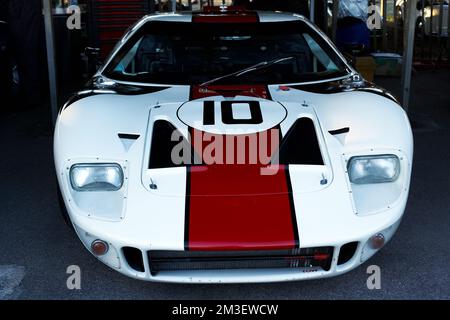 GOODWOOD, WEST SUSSEX/UK - Vintage-Rennwagen, ford gt 40 klassischer Formel-F1-Rennwagen im Goodwood Revival Stockfoto