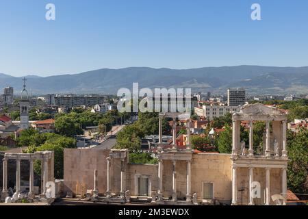 Plovdiv - Bulgarien. 14. Juli 2022: Das römische Theater von Philippopolis ist eines der am besten erhaltenen antiken römischen Theater der Welt, in Richtung Stadt im Tiefland und R. Stockfoto