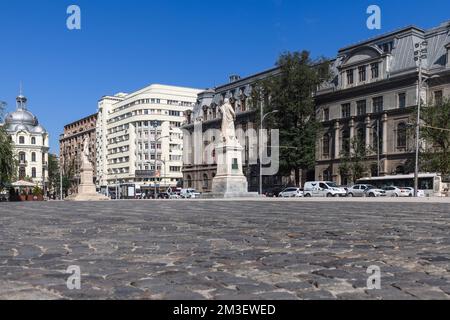 Bukarest - Rumänien, 15. Juli 2022. Kopfsteinpflaster-Universitätsplatz und Boulevard Regina Elisabeta, Blick auf die Bucharest University Faculty of History Stockfoto