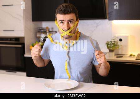 Ein Mann, der bereit ist, eine schwierige Diät zu machen Stockfoto