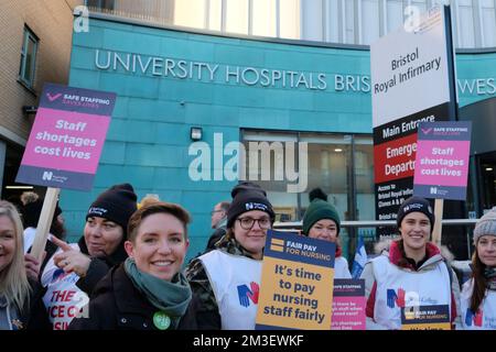 Bristol, Großbritannien. 15.. Dezember 2022. Carla Denyer Green Part Co-Leader unterstützt sie. Krankenschwestern unterstützt von ihrer Gewerkschaft das Royal College of Nursing unternimmt Arbeitskampf, um einen Gehaltsanspruch zu unterstützen, der 5% über der Inflation liegt. Neben der Sorge um ihre Bezahlung während einer Krise der Lebenshaltungskosten sind die Krankenschwestern besorgt über den Personaldruck, dem der Beruf ausgesetzt ist. Abgebildet ist die Streikpostenlinie vor dem Bristol Royal Infirmary Hospital. Kredit: JMF News/Alamy Live News Stockfoto