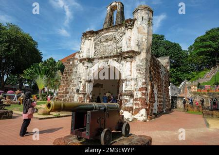 Malakka, Malaysia - November 2022: A Famosa, Überlebenstor der portugiesischen Festung in Malakka am 26. November 2022 in Malakka, Malaysia. Stockfoto