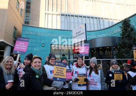 Bristol, Großbritannien. 15.. Dezember 2022. Carla Denyer Green Part Co-Leader unterstützt sie. Krankenschwestern unterstützt von ihrer Gewerkschaft das Royal College of Nursing unternimmt Arbeitskampf, um einen Gehaltsanspruch zu unterstützen, der 5% über der Inflation liegt. Neben der Sorge um ihre Bezahlung während einer Krise der Lebenshaltungskosten sind die Krankenschwestern besorgt über den Personaldruck, dem der Beruf ausgesetzt ist. Abgebildet ist die Streikpostenlinie vor dem Bristol Royal Infirmary Hospital. Kredit: JMF News/Alamy Live News Stockfoto