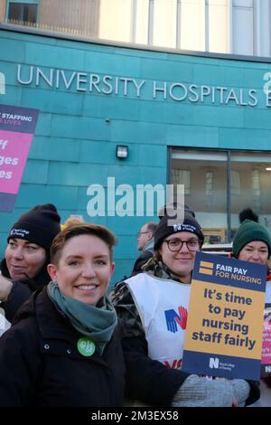 Bristol, Großbritannien. 15.. Dezember 2022. Carla Denyer Green Part Co-Leader unterstützt sie. Krankenschwestern unterstützt von ihrer Gewerkschaft das Royal College of Nursing unternimmt Arbeitskampf, um einen Gehaltsanspruch zu unterstützen, der 5% über der Inflation liegt. Neben der Sorge um ihre Bezahlung während einer Krise der Lebenshaltungskosten sind die Krankenschwestern besorgt über den Personaldruck, dem der Beruf ausgesetzt ist. Abgebildet ist die Streikpostenlinie vor dem Bristol Royal Infirmary Hospital. Kredit: JMF News/Alamy Live News Stockfoto