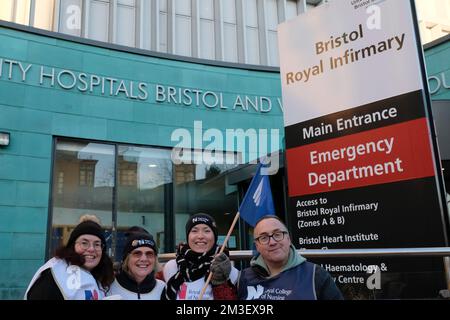 Bristol, Großbritannien. 15.. Dezember 2022. Krankenschwestern unterstützt von ihrer Gewerkschaft das Royal College of Nursing unternimmt Arbeitskampf, um einen Gehaltsanspruch zu unterstützen, der 5% über der Inflation liegt. Neben der Sorge um ihre Bezahlung während einer Krise der Lebenshaltungskosten sind die Krankenschwestern besorgt über den Personaldruck, dem der Beruf ausgesetzt ist. Abgebildet ist die Streikpostenlinie vor dem Bristol Royal Infirmary Hospital. Kredit: JMF News/Alamy Live News Stockfoto