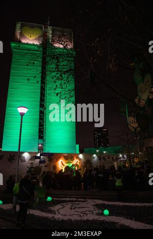 London, Großbritannien. 14.. Dezember 2022. Mitglieder der Grenfell Gemeinde und Anhänger versammeln sich unter dem Grenfell Tower nach dem Grenfell Silent Walk. Die Veranstaltung wurde anlässlich des Fünfeinhalbjährigen Jubiläums des Feuers im Grenfell Tower am 14. Juni 2017 organisiert, bei dem 72 Menschen starben und über 70 verletzt wurden. Die Untersuchung des Grenfell Tower kam im November 2022 zu dem Schluss, dass alle Todesfälle im Feuer vermeidbar waren, aber bis zur Erstellung eines Berichts noch keine strafrechtliche Verfolgung eingeleitet wurde. Kredit: Mark Kerrison/Alamy Live News Stockfoto