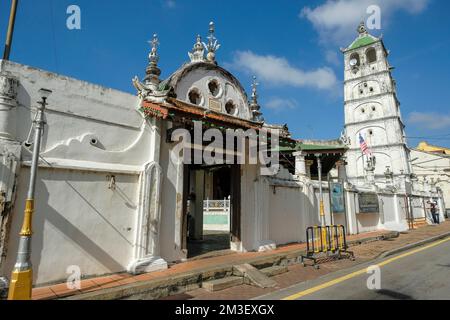 Malakka, Malaysia - 2022. November: Blick auf die Tengkera-Moschee in Malakka am 30. November 2022 in Malakka, Malaysia. Stockfoto