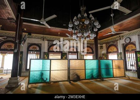 Malakka, Malaysia - 2022. November: Blick auf die Tengkera-Moschee in Malakka am 30. November 2022 in Malakka, Malaysia. Stockfoto