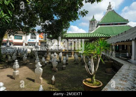 Malakka, Malaysia - 2022. November: Blick auf die Tengkera-Moschee in Malakka am 30. November 2022 in Malakka, Malaysia. Stockfoto