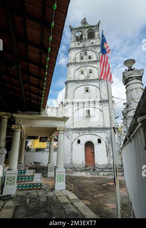 Malakka, Malaysia - 2022. November: Blick auf die Tengkera-Moschee in Malakka am 30. November 2022 in Malakka, Malaysia. Stockfoto