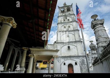 Malakka, Malaysia - 2022. November: Blick auf die Tengkera-Moschee in Malakka am 30. November 2022 in Malakka, Malaysia. Stockfoto