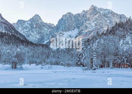 Wunderschöner Wintermorgen auf dem Jasna-See in Kranjska Gora, Slowenien Stockfoto
