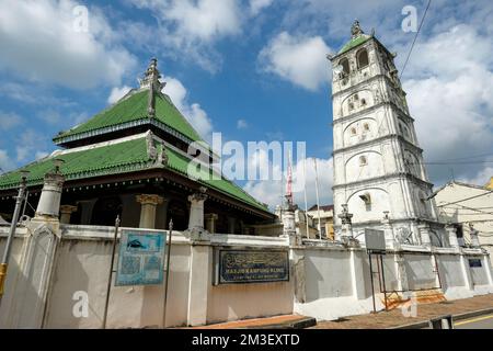 Malakka, Malaysia - 2022. November: Blick auf die Tengkera-Moschee in Malakka am 30. November 2022 in Malakka, Malaysia. Stockfoto