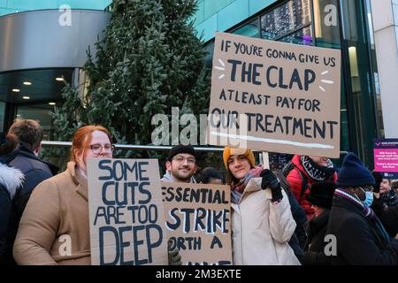 Bristol, Großbritannien. 15.. Dezember 2022. Krankenschwestern unterstützt von ihrer Gewerkschaft das Royal College of Nursing unternimmt Arbeitskampf, um einen Gehaltsanspruch zu unterstützen, der 5% über der Inflation liegt. Neben der Sorge um ihre Bezahlung während einer Krise der Lebenshaltungskosten sind die Krankenschwestern besorgt über den Personaldruck, dem der Beruf ausgesetzt ist. Abgebildet ist die Streikpostenlinie vor dem Bristol Royal Infirmary Hospital. Kredit: JMF News/Alamy Live News Stockfoto