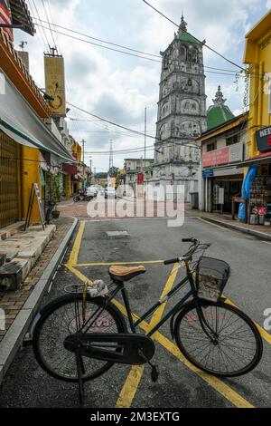 Malakka, Malaysia - 2022. November: Blick auf die Tengkera-Moschee in Malakka am 30. November 2022 in Malakka, Malaysia. Stockfoto