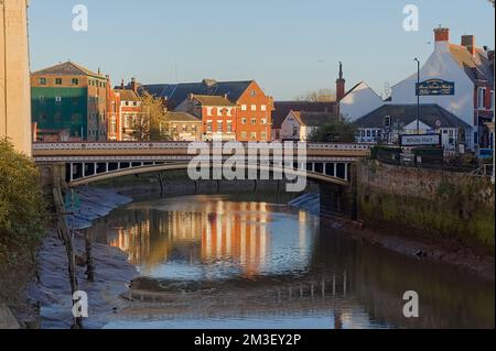 Blick auf die alte Stadtbrücke am Fluss Haven mit dem Mond unter dem Wasser Wetherspoons Pub bei Sonnenuntergang in Boston Lincolnshire Stockfoto