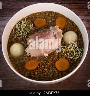 Rezept für gesalzenen Schweineschaft mit Linsen Stockfoto