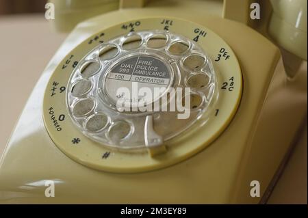 Nahaufnahme eines Wählknopftelefons im Haushalt Stockfoto