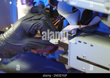Abziehen des molex-Steckers von der Festplatte des Computers Stockfoto