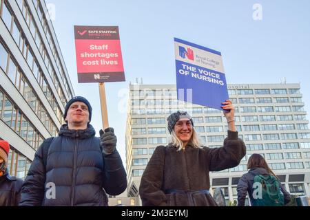 London, Großbritannien. 15.. Dezember 2022 Krankenschwestern veranstalten einen Protest an der Streikpostenlinie vor dem St. Thomas' Hospital, während der größte britische Krankenpflegestreik in der Geschichte beginnt. Tausende von Krankenschwestern streiken im ganzen Land wegen des Gehalts. Kredit: Vuk Valcic/Alamy Live News Stockfoto