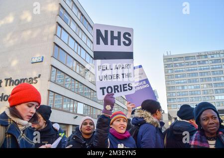 London, Großbritannien. 15.. Dezember 2022 Krankenschwestern veranstalten einen Protest an der Streikpostenlinie vor dem St. Thomas' Hospital, während der größte britische Krankenpflegestreik in der Geschichte beginnt. Tausende von Krankenschwestern streiken im ganzen Land wegen des Gehalts. Kredit: Vuk Valcic/Alamy Live News Stockfoto