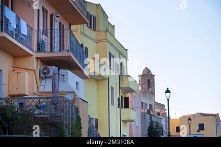 Die wunderschöne Gasse der altstadt von castelsardo - sardinien - italien Stockfoto