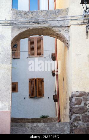 Die wunderschöne Gasse der altstadt von castelsardo - sardinien - italien Stockfoto