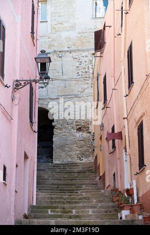 Die wunderschöne Gasse der altstadt von castelsardo - sardinien - italien Stockfoto