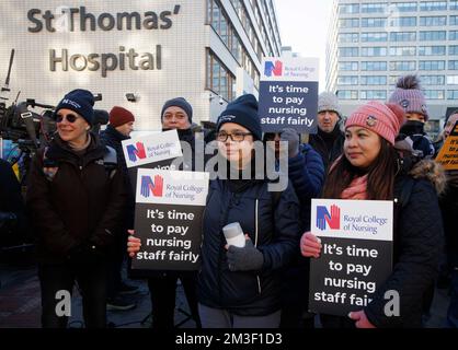 London, Großbritannien. 15.. Dezember 2022. Krankenschwestern und Pflegepersonal demonstrieren vor dem St. Thomas's Hospital in London. Zehntausende Krankenschwestern streiken seit einem Jahrhundert für ihren ersten Massengang in England, Wales und Nordirland. Die Aktion, die darauf abzielte, einen Anstieg der Löhne über der Inflationsrate zu sichern, wurde nach den Gesprächen, die darauf abzielten, dies zu verhindern, in einer Sackgasse fortgesetzt. In Dutzenden von Krankenhäusern sind Streikposten aufgestellt und Tausende von NHS-Terminen und Operationen wurden abgesagt. Kredit: Mark Thomas/Alamy Live News Stockfoto