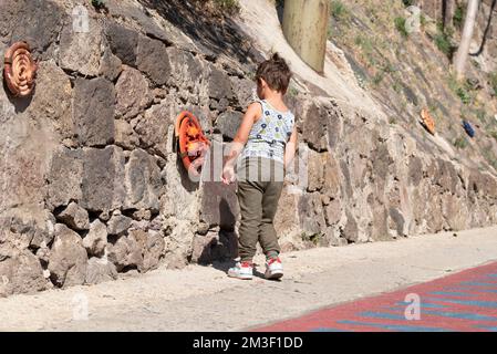 Castelsardo, Sardinien, 16-10-2021-Keramische Kunst an einer Steinmauer. Stockfoto