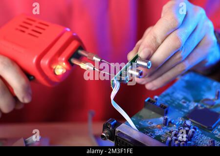 Löttransformator Lötkolben Cinch-Steckverbinder von einer alten Satelliten-Tuner-Platine Stockfoto