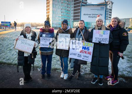 Liverpool, Großbritannien. 15.. Dezember 2022. Krankenschwestern mit Plakaten versammeln sich an der Streikpostenlinie vor dem Aintree Hospital für einen der größten NHS-Streiks in der Geschichte. Mitglieder des Royal College of Nursing protestieren gegen jahrelange Reallohnkürzungen und wollen eine Gehaltserhöhung von 5 Prozent über der Inflation sehen. Kredit: Andy Barton/Alamy Live News Stockfoto