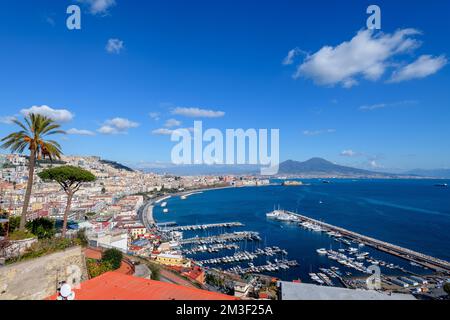 Neapel, Italien, Skyline an der Bucht mit Mt. Vesuv am Tag. Stockfoto