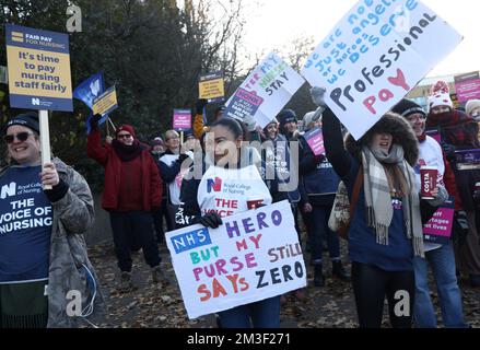 Nottingham, Nottinghamshire, Großbritannien. 15.. Dezember 2022 Krankenschwestern stehen vor dem QueenÕs Medical Centre auf Streikposten, nachdem Krankenschwestern in England, Wales und Nordirland den ersten von zwei tagelangen Streiks über die Bezahlung begonnen haben. Kredit: Darren Staples/Alamy Live News. Stockfoto