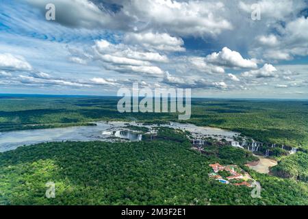 Das größte Wasserfallsystem der Erde, Iguazu, aus einem Hubschrauber Stockfoto