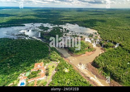 Das größte Wasserfallsystem der Erde, Iguazu, aus einem Hubschrauber Stockfoto