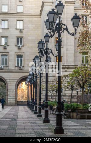 Sofia, Bulgarien - 18. November 2022: Eine Reihe historischer Straßenlaternen in Sofia, Bulgarien. Stockfoto