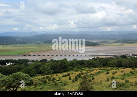 Blick über die Mündung des Flusses Kent bei Ebbe mit dem Kent Viadukt und dem Lake District in der Ferne von Arnside Knott, Arnside, Cumbria, Engla Stockfoto