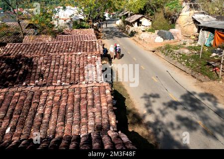 BAC Son District, Vietnam - 12. November 2022: Das Fliesendach Yin-Yang, auch bekannt als Dachrinnen, ist ein traditionelles Baumaterial in der Provinz lang Son. Stockfoto