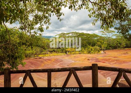 Chamarel Siebenfarbige Erde Geopark im Bezirk Riviere Noire. Farbenfrohe Panoramalandschaft über diese vulkanische geologische Formation, die eine davon ist Stockfoto