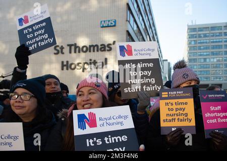 London, Großbritannien. 15.. Dezember 2022. Die Mitglieder des Royal College of Nursing (RCN), die als Krankenschwestern in England, Wales und Nordirland vor dem St. Thomas' Hospital in London auf Streikposten stehen, haben den ersten von zwei tagelangen Streiks über die Lohn- und Arbeitsbedingungen begonnen, der zweite am 20.. Dezember. Claire Doherty/Alamy Live News Stockfoto