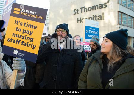 London, Großbritannien. 15.. Dezember 2022. Die Mitglieder des Royal College of Nursing (RCN), die als Krankenschwestern in England, Wales und Nordirland vor dem St. Thomas' Hospital in London auf Streikposten stehen, haben den ersten von zwei tagelangen Streiks über die Lohn- und Arbeitsbedingungen begonnen, der zweite am 20.. Dezember. Claire Doherty/Alamy Live News Stockfoto