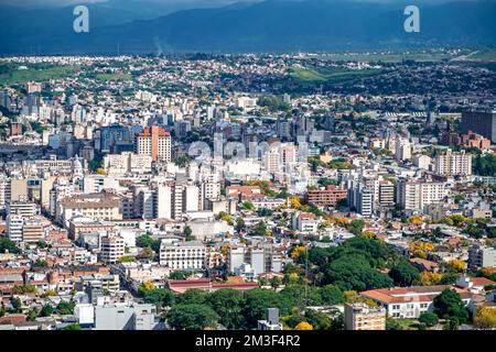 Salta, Argentinien - 8. April 2022: Panorama der argentinischen Stadt Salta in Südamerika Stockfoto