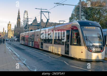 Edinburgh Schottland 23 November2022: Eine Straßenbahn von Edinburgh auf der Princes Street Richtung Flughafen Edinburgh Stockfoto