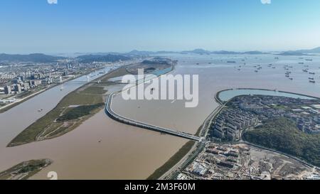 ZHOUSHAN, CHINA 15. DEZEMBER 2022 die ChashanBrücke, die die Insel
