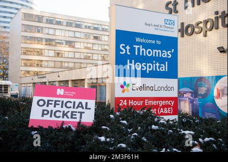 London, Großbritannien. 15.. Dezember 2022. Die Mitglieder des Royal College of Nursing (RCN), die als Krankenschwestern in England, Wales und Nordirland vor dem St. Thomas' Hospital in London auf Streikposten stehen, haben den ersten von zwei tagelangen Streiks über die Lohn- und Arbeitsbedingungen begonnen, der zweite am 20.. Dezember. Claire Doherty/Alamy Live News Stockfoto