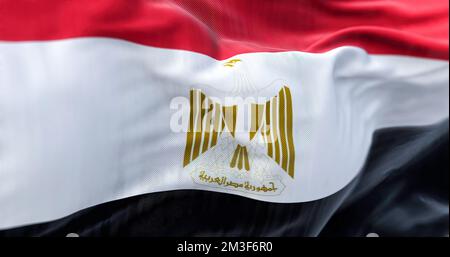 Nahaufnahme der ägyptischen Nationalflagge, die im Wind winkt. Die Arabische Republik Ägypten ist ein Land im Nordosten Afrikas. Strukturierter Stoffhintergrund Stockfoto