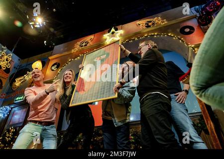 HILVERSUM - Wouter van der goes, Annemieke Schollaardt, Frank van 't Hof und Jeroen van Inkel bei der Bekanntgabe der vollständigen Liste der NPO Radio 2 Top 2000. ANP ROBIN VAN LONKHUIJSEN niederlande raus - belgien raus Stockfoto